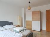 Blick zum Kleiderschrank - 