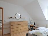 Blick zu Kommode und Schreibtisch - 
