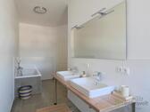 Badewanne und Doppelwaschtsich - 