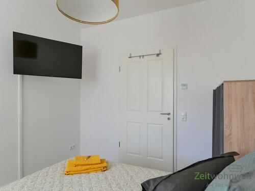 Wand-TV und Kleiderschrank - 