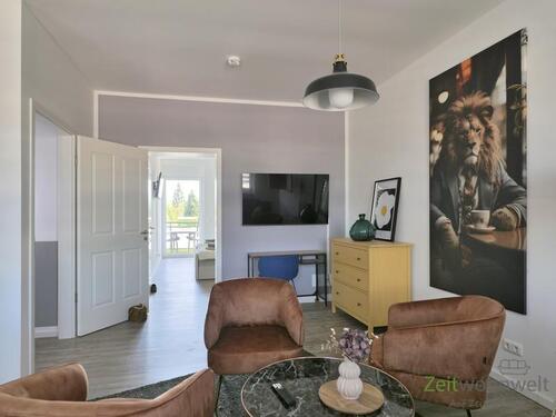 Blick zu TV und hinterem Schlafzimmer - Etagenwohnung mit 100,00 m² in Irxleben zur Miete