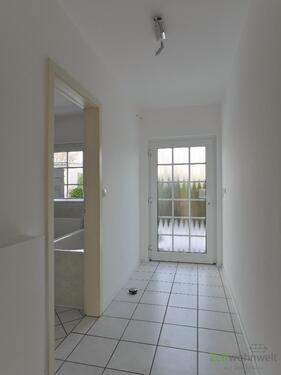 Blick zum Hauseingang - 