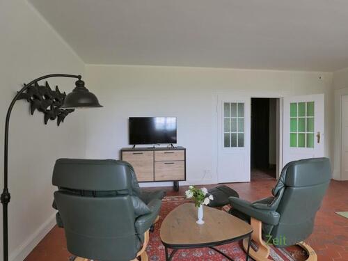 Blick zu Eingang und TV - 