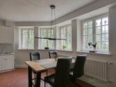 Esstisch vor den Fenstern - (EF1184_M) Kassel-Landkreis: Borken, möblierte Wohnung in einem historischen Rittergut, nahe der A49