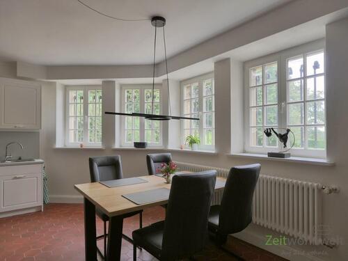 Esstisch vor den Fenstern - (EF1184_M) Kassel-Landkreis: Borken, möblierte Wohnung in einem historischen Rittergut, nahe der A49