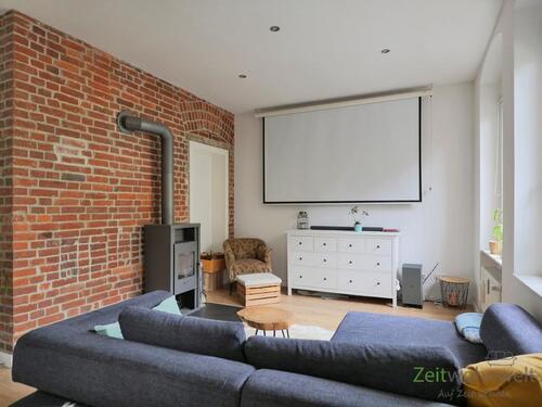 Blick zu Kamin und Leinwand - (EF1334_M) Kassel-Stadt: Süd, möblierte Altbauwohnung mit 2 Balkons nahe der der Innenstadt, Grundreinigung inkl.