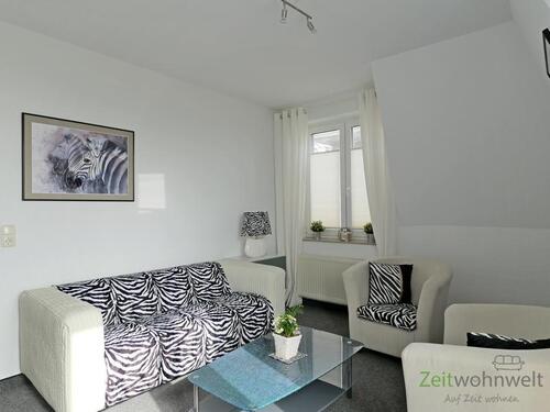 Sofa und Sessel im Wohnzimmer - Etagenwohnung mit 75,00 m² in Dresden zur Miete