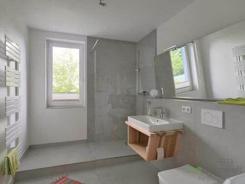Blick ins nagelneue Bad, Glasdusche rechts - 