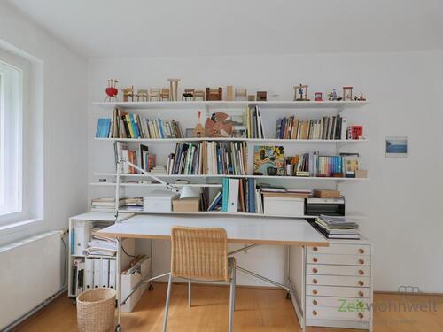 Schreibtisch im Zimmer - 