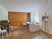 Arbeitstisch und Klavier - 