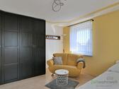 großer Kleiderschrank und Sofa - 1 Zimmer Etagenwohnung zur Miete in Zwickau