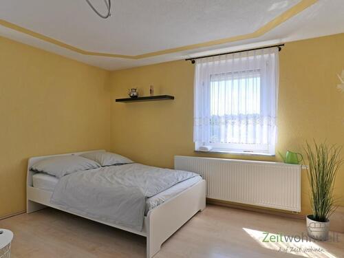 breites Bett - (EF0934_M) Zwickau: Oberplanitz, neu möbliertes Apartment mit Stellplatz, großer Küche, WLAN und eigener Waschmaschine