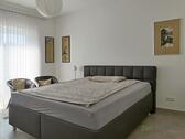großes Schlafzimmerbett - 