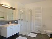 Waschtisch und bodentiefe Dusche - 