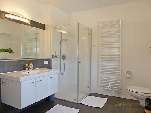 Waschtisch und bodentiefe Dusche - 