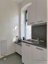 Blick zu Spüle und Kaffeemaschine - 
