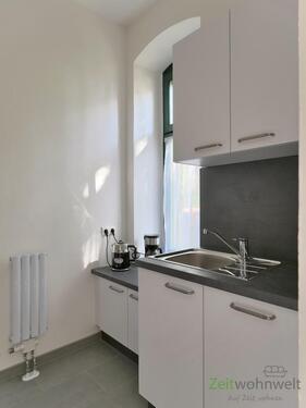 Blick zu Spüle und Kaffeemaschine - 