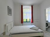 Blick ins Schlafzimmer - 