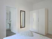 Spiegel und Kleiderschrank - 