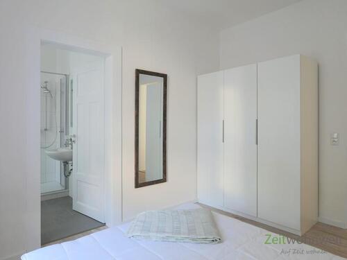 Spiegel und Kleiderschrank - 