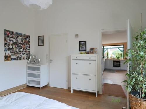 Kommode und Blick zum Bad - 