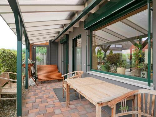 Eingang mit überdachter Terrasse - 