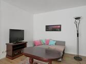 Sitzecke mit TV - Etagenwohnung mit 51,00 m&sup2; in Dresden zur Miete
