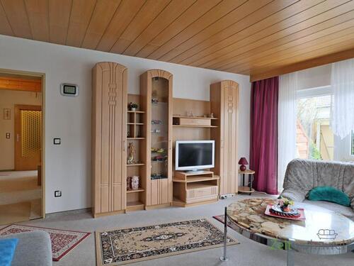 Blick ins Wohnzimmer - (EF1004_M) Kassel-Landkreis: Baunatal, ruhige möblierte Wohnung mit Terrasse im OT Großenritte, WLAN inklusive