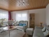 Sofa und Sessel - 2 Zimmer Etagenwohnung in Baunatal