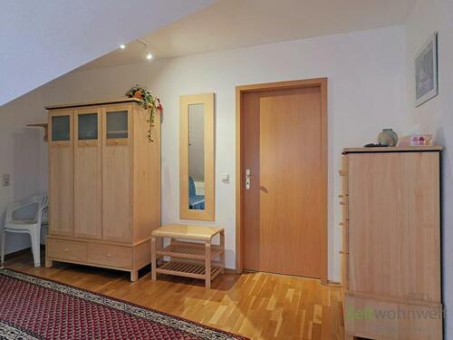 Wohnungsflur mit Schränken - 