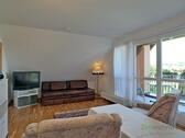 TV und Sofa - (EF0623_M) Dresden: Briesnitz, möblierte Wohnung mit zwei Balkons, Parkettböden, WLAN und Reinigungsservice inklusive