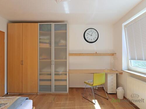 Kleiderschrank und Schreibtisch - 