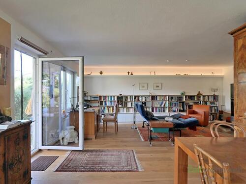 Blick zur riesigen Bücherwand - 
