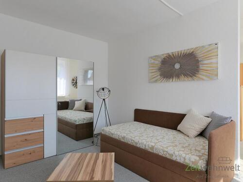 Schlafcouch und verspiegelter Kleiderschrank - 1 Zimmer Etagenwohnung zur Miete in Halle (Saale)