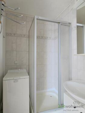 Dusche und kleine Waschmaschine - 