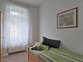 Einzelbett und Kleiderschrank - 2 Zimmer Etagenwohnung in Erfurt