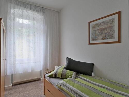 Einzelbett und Kleiderschrank - 2 Zimmer Etagenwohnung in Erfurt