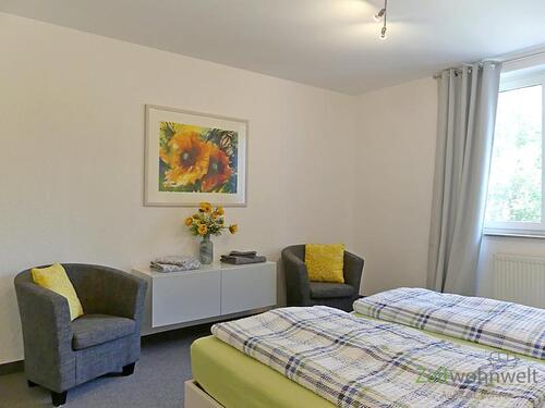Sessel im Schlafzimmer - 3 Zimmer Etagenwohnung zur Miete in Dresden