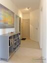 Wohnungsflur mit Garderobe - 