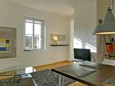 Blick zu TV und Küche - 2 Zimmer Etagenwohnung zur Miete in Dresden