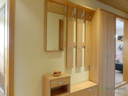 großer Flur mit Garderobe - 