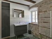 Badschrank und Waschtisch - 