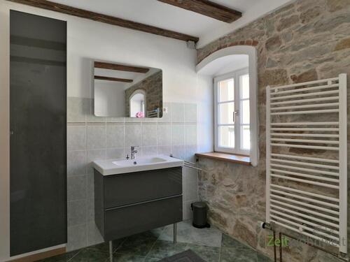 Badschrank und Waschtisch - 
