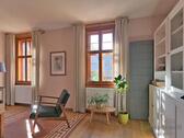 Blick ins Wohnzimmer - (EF1096_M) Jena: Scheiditz, geschmackvoll möblierte 2-Zimmer-Wohnung mit Balkon in historischem Bauernhaus