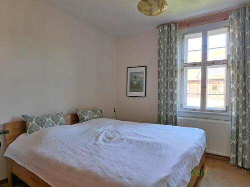 Doppelbett im Schlafzimmer - 2 Zimmer Etagenwohnung in Scheiditz
