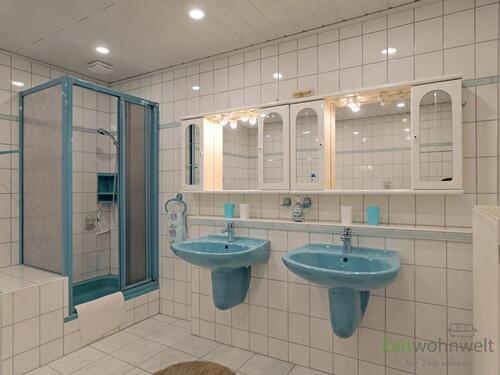 Dusche und zwei Waschbescken - 