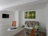 EG, TV und Sofa im Esszimmer - 