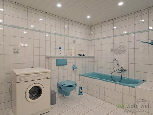 Waschmaschine und Badewanne - 
