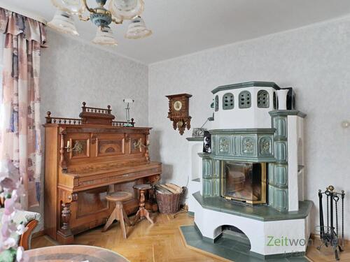 Klavier und Kamin im Wohnzimmer - 3 Zimmer Etagenwohnung in Jena