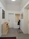 Wohnungsflur mit Garderobe - 